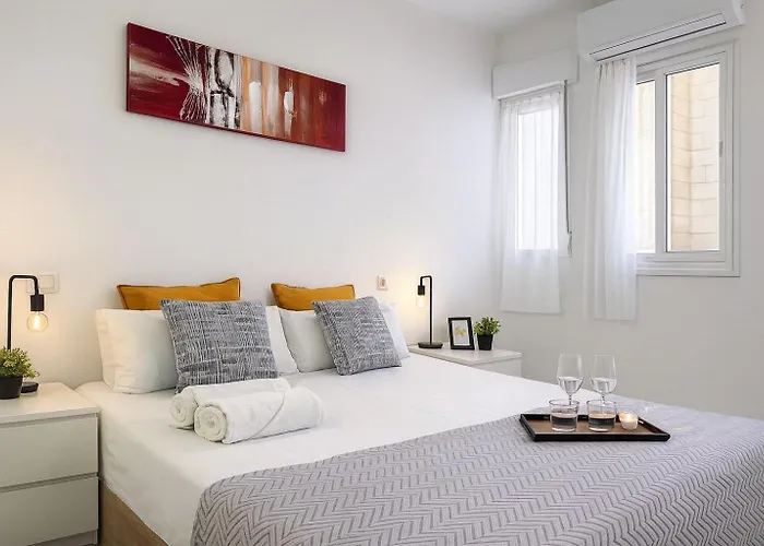 Benalua Con Parking 3* لقنت