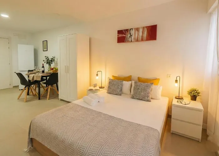 Benalua Con Parking بيت ضيافة 3*